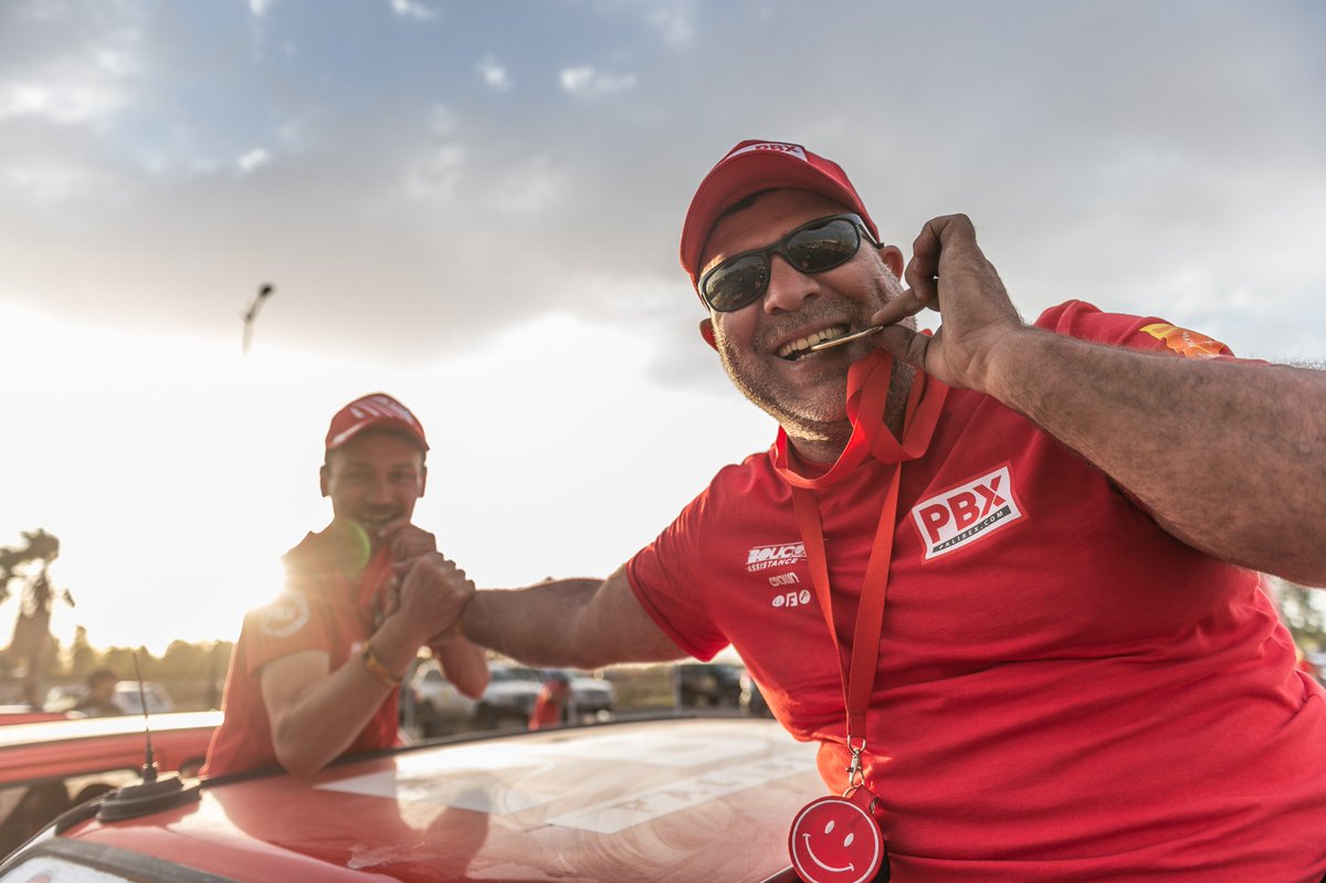 Palibex's tweet photo. Nuestro equipo ha superado con éxito la aventura por el desierto marroquí. ¡Enhorabuena campeones! 🍾🏁
#NosMueveUnEquipo #PBXMola #PandaRaid2019 https://t.co/EnkG3xMOEp