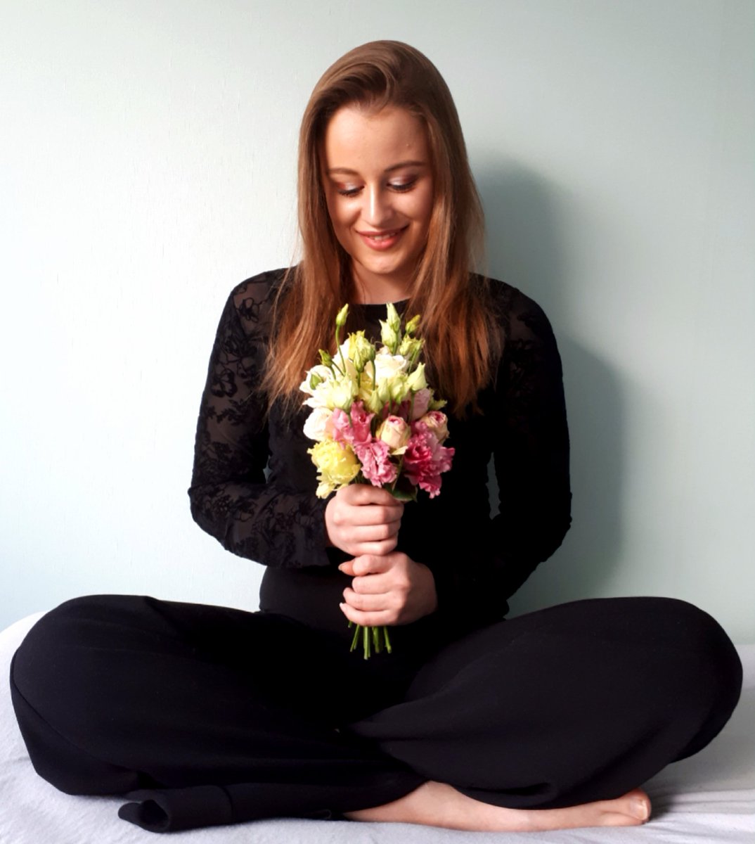 ~•°🧡 Namasté 🧡°•~
Wees lief voor jezelf en elkaar 💚
Vandaag in gedachten bij de slachtoffers in #utrecht  
Alleen liefde voor elkaar kan dit stoppen in deze  wereld.
foto&amp;styling <a href="/Bianca_Vreug/">Bloemstylist Bianca Vreugdenhil</a>