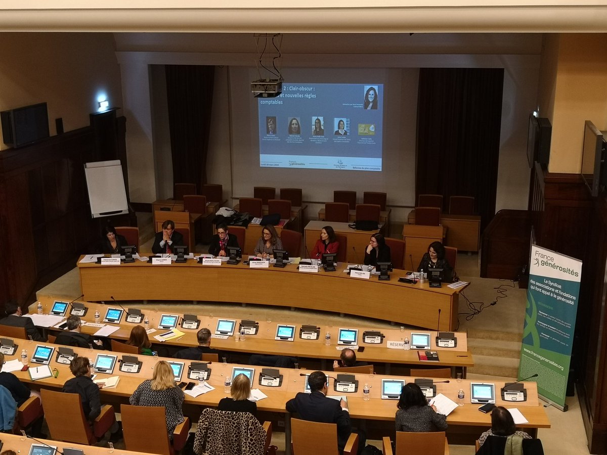 generosites's tweet photo. Pour conclure cette table ronde une petite citation… "Le don est un monde complexe fait de langage et de chiffres" Didier Coiffard du @Notaires_CSN #ComFi #générosité #don #plancomptable https://t.co/PXTjEl5iwq