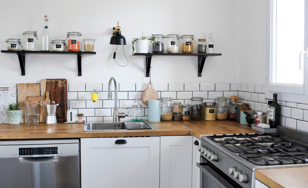 Déco : <a href="/ElzaSoko/">Elza Sokolovski</a> nous fait visiter sa cuisine et elle est CANON 😍 ow.ly/Tg2530o5iT7