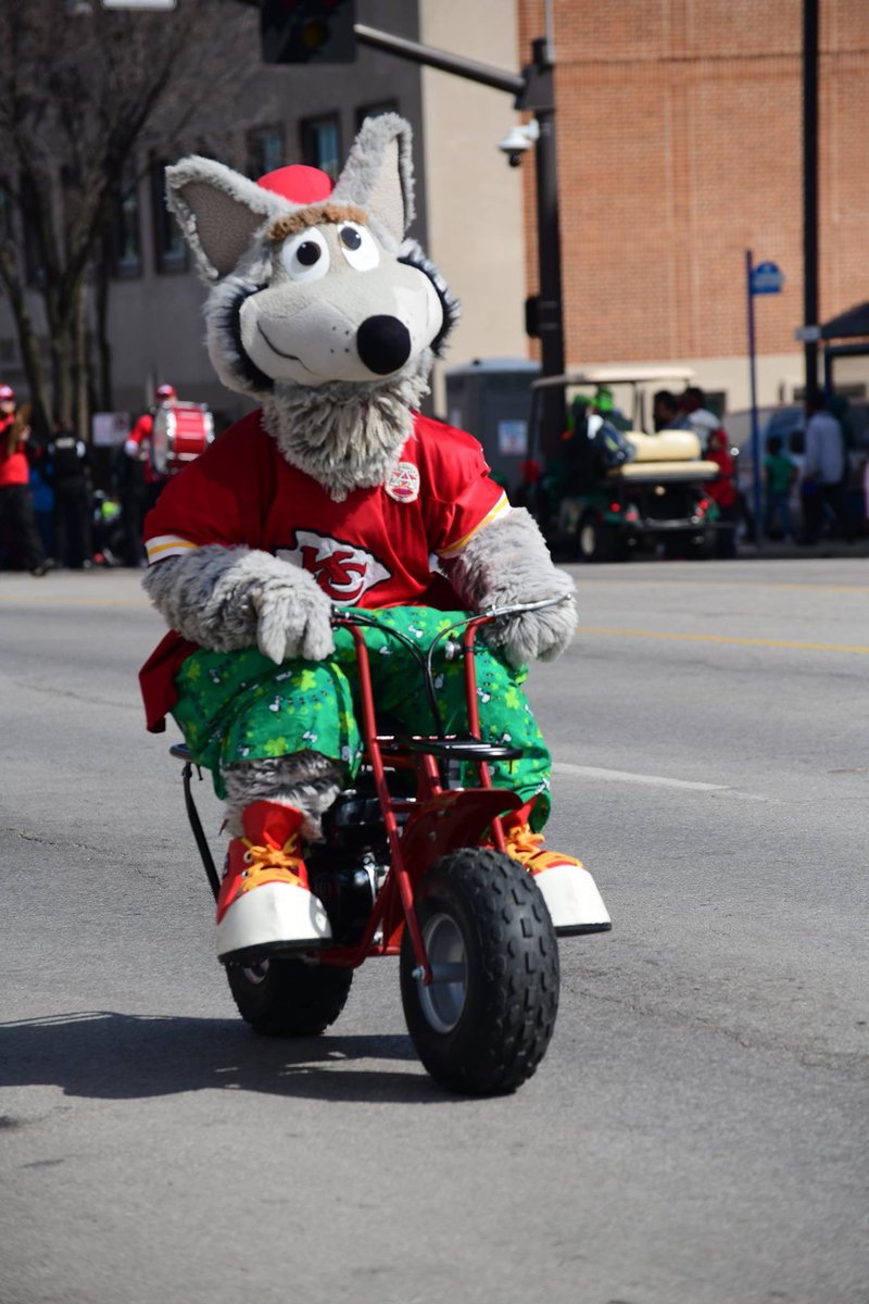 PeopleofCowtown's tweet photo. Who doesn’t like a parade? Kansas City’s St Patrick’s Day parade is always a fun time! #kansascity #howwedokc #visitkc #stpatricksday #everybodyisirishtoday #greenisthenewblack https://t.co/UQL3XsiWTr