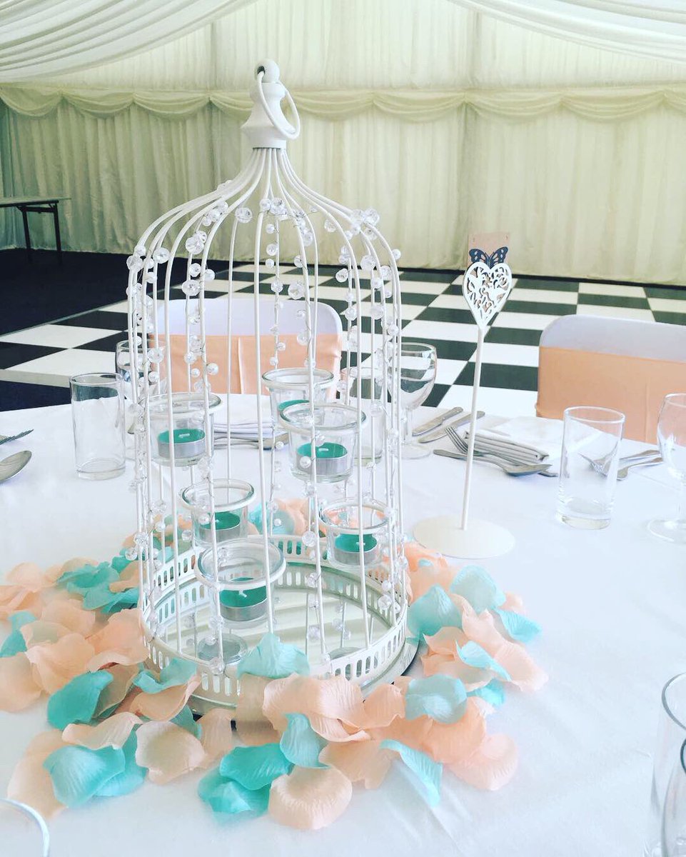 diamondhireuk's tweet photo. Complete your tables with a stunning centrepiece in any colour scheme #flowers #centrepiece #wedding #decor #weddingtrends #vintage #new https://t.co/0S0HbLHtRr