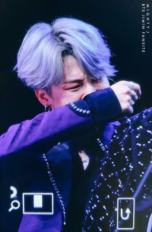 PhJiminastics's tweet photo. [IMAGE] 
I was definitely hurt the moment i read the caption and saw the pictures.. I wish I’m there to hug him and to make him feel that he is the most precious baby that exist. I love u bub!😓 always and forever! 
#SoompiAwards 
#TeamBTS 
#방탄소년단 https://t.co/u77GX6mGIh