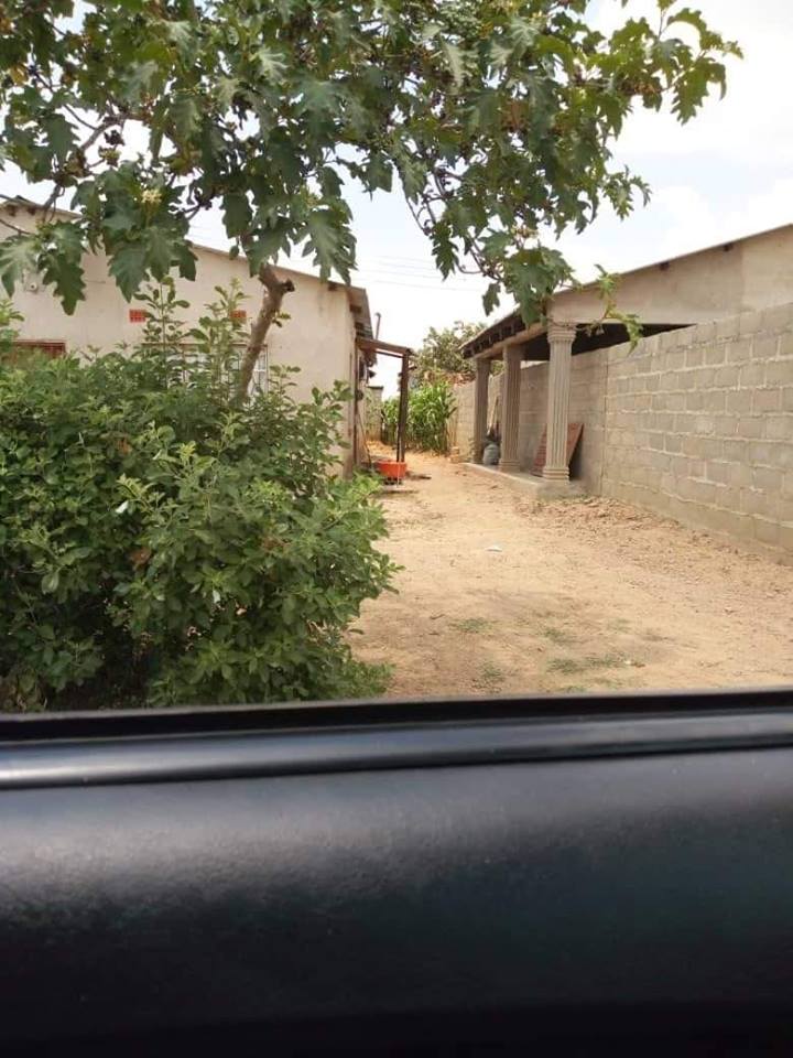 FrancChinjekure's tweet photo. Came across this photo on Facebook, this is bound to happen in this day where much of housing developments are individually funded out of sweat equity and  conformity to bye-laws and regulations is seen as an unnecessary extra cost. @ProptechZw https://t.co/UbD76fdTUQ