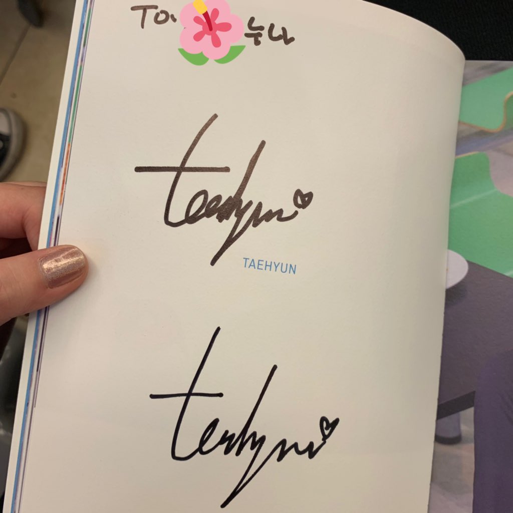 TXT_august's tweet photo. 190317 분당팬싸
#TXT #투모로우바이투게더
#TAEHYUN #태현

싸인을 작게 그렸길래(위에) 밑에 공간 많이 남으니까 한번 크게 해봐~! 했더니 나온 결과가 ㅋㅋ ㅋㅋ ㅋㅋㅋ ㅋㅋㅋㅋ ㅋ ㅋㅋㅋ ㅋㅋㅋ💙💙

🐿 아직 싸인을 크게 하질 못하겠어요ㅠ https://t.co/T3f8bIKOfP