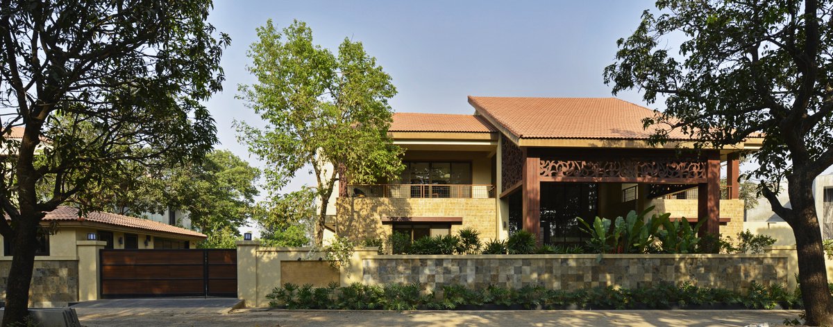 GadesignMedia's tweet image. #GAdesign develops spaces that integrate the #user, the #builtform and the #nature in harmony with each other. At Hill Crest, Indian stone, rough textured walls and wood is used to cultivate the tropical aesthetic and maintain visual transparency.
#mumbai #villa #luxuryinteriors