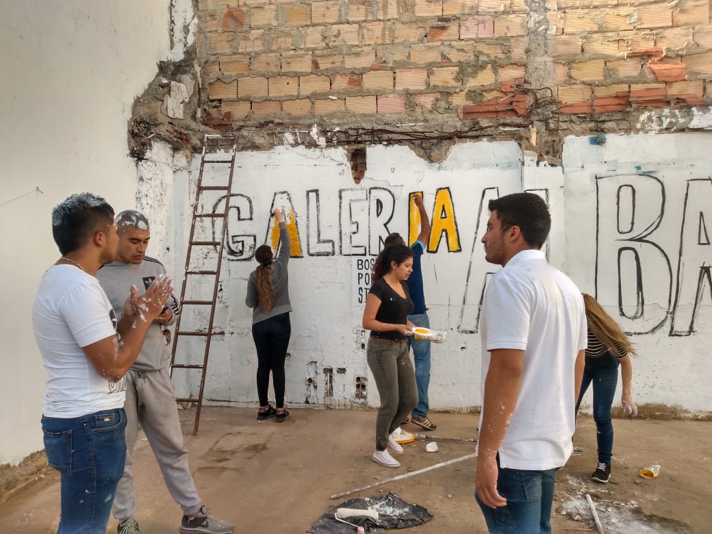 🤗Nueva jornada junto a la comunidad de San Antonio Norte, <a href="/colombiaypaz18/">Colombia y Paz</a>, voluntarios <a href="/UElBosque/">Universidad Talada</a> y <a href="/PoliciaBogota/">Policía Metropolitana de Bogotá</a>. Todos intervenimos este espacio público el cual limpiamos, pintamos y realizamos una GALERÍA AL BARRIÓ con 📸 del #PoryectoChocó de @JOMISABA