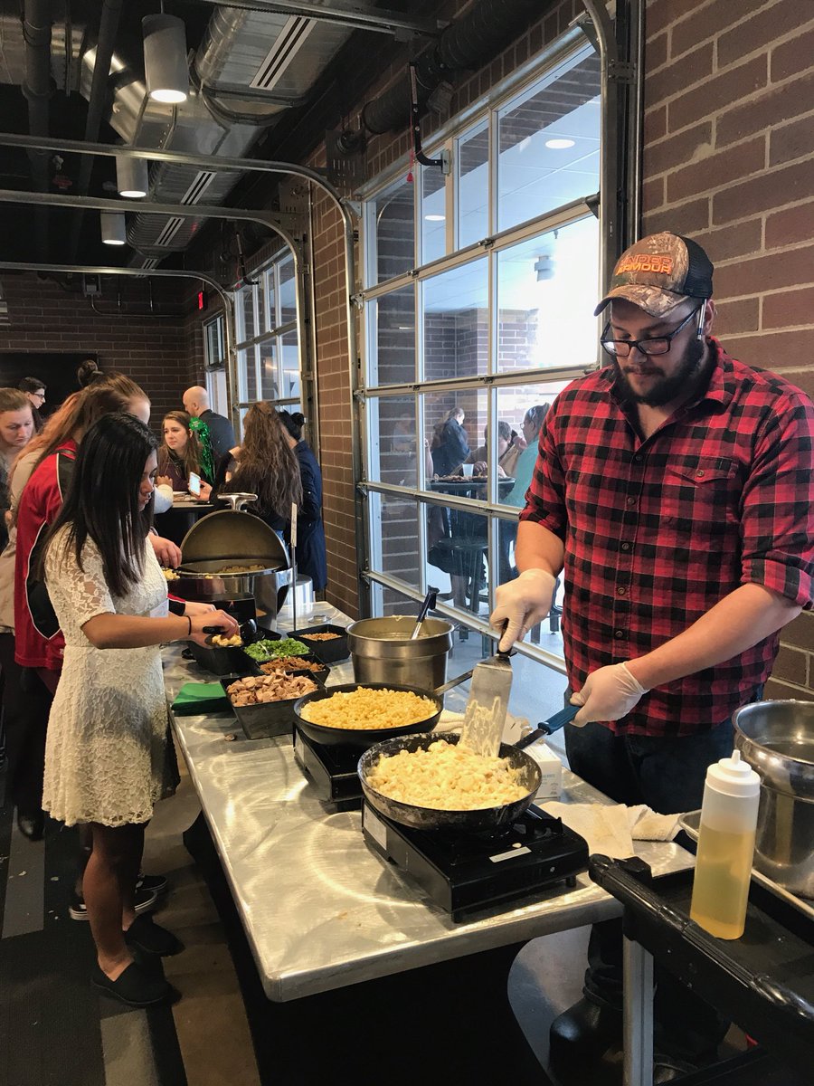 TheOfficialMHF's tweet image. A great way to end the evening last night at the Michigan ProStart Culinary &amp;amp; Management Competition. It was a delicious dinner for student competitors with food stations created by ProStart Alumni and sponsored by @USFoods. #MPSC2019 #MichiganProStart #MadeInProStart