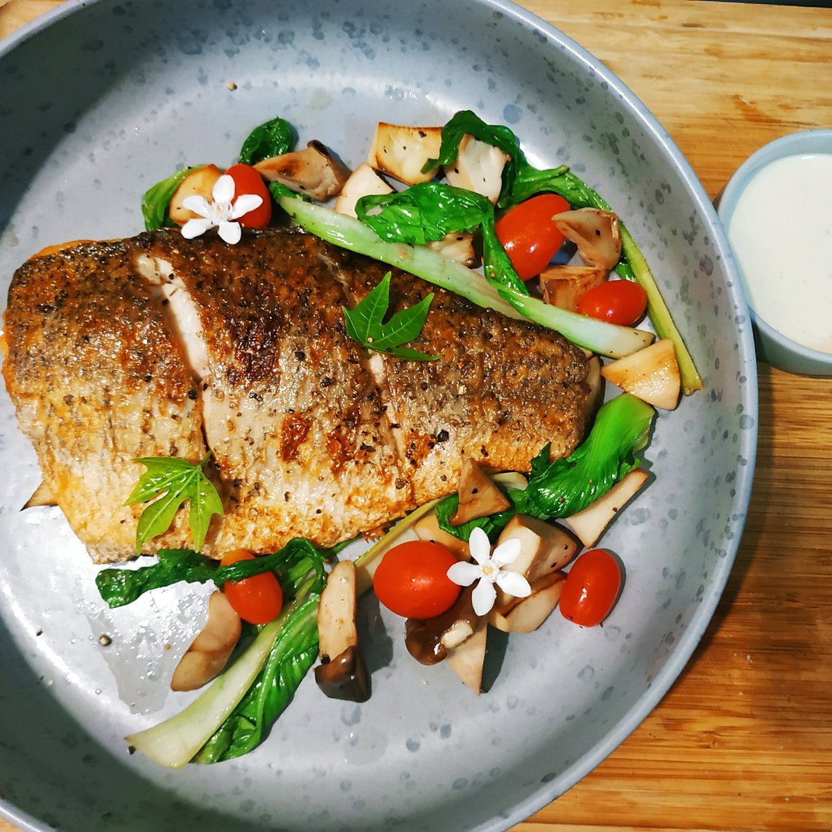 Stillinthe3arth's tweet photo. อาหารเย็นวันนี้ ทำจากวัตถุดิบบ้านๆ

Grilled seabass sauteed veggies with scallop beurre blance sauce.

แม่บอกหร่อยเลยยย

#cookformom #homemadecook https://t.co/pje5Qizl0v