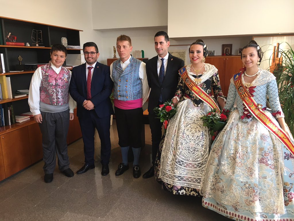 AjMislata's tweet photo. Els representants de la Falla Pare Santonja - Cardenal Benlloch firmen en el Llibre d'Honor de l'Ajuntament de #Mislata #FallesMislata19 https://t.co/eazkkDxFc5