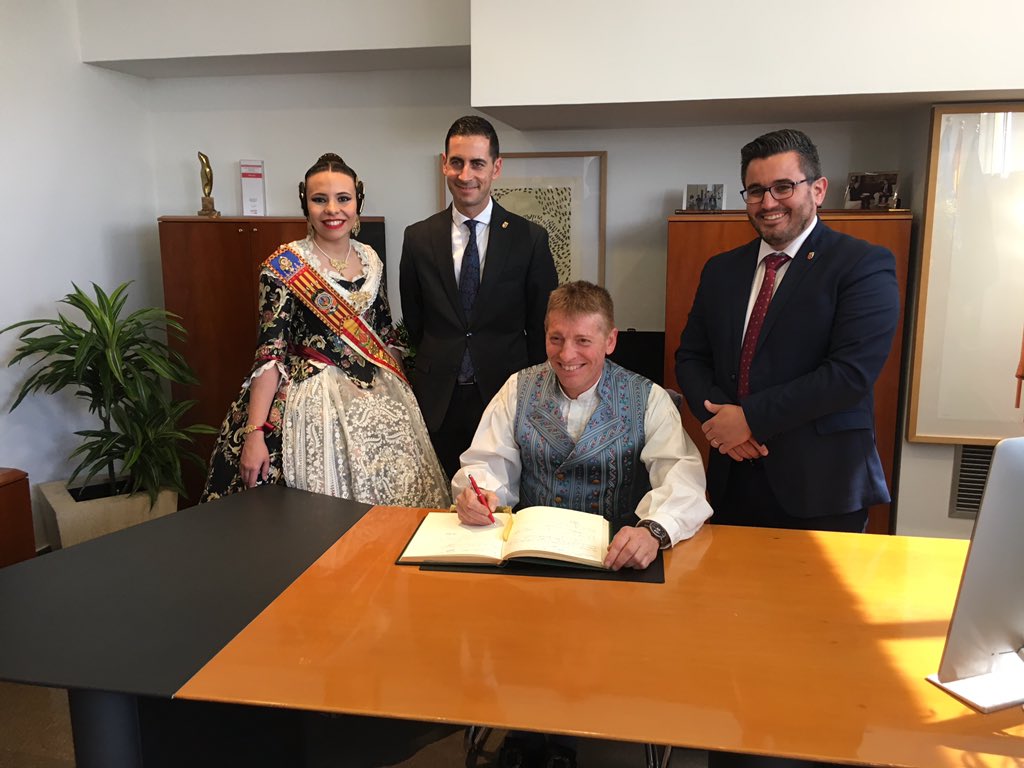AjMislata's tweet photo. Els representants de la Falla Pare Santonja - Cardenal Benlloch firmen en el Llibre d'Honor de l'Ajuntament de #Mislata #FallesMislata19 https://t.co/eazkkDxFc5
