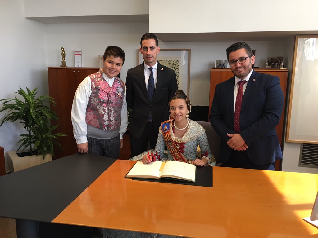 AjMislata's tweet photo. Els representants de la Falla Pare Santonja - Cardenal Benlloch firmen en el Llibre d'Honor de l'Ajuntament de #Mislata #FallesMislata19 https://t.co/eazkkDxFc5
