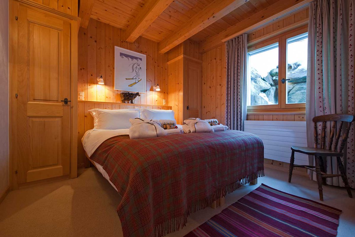 SkiArmadillo's tweet photo. Looking for a last minute ski holiday to Verbier? We have a range of catered chalets to choose from, such as CHALET BERBOU 👇 Perfect for up to 6 guests, this chalet with private garden offers easy access to the ski area!

#skiing #holidays #Travel #Switzerland #MondayMotivation https://t.co/DRmtD77TaA