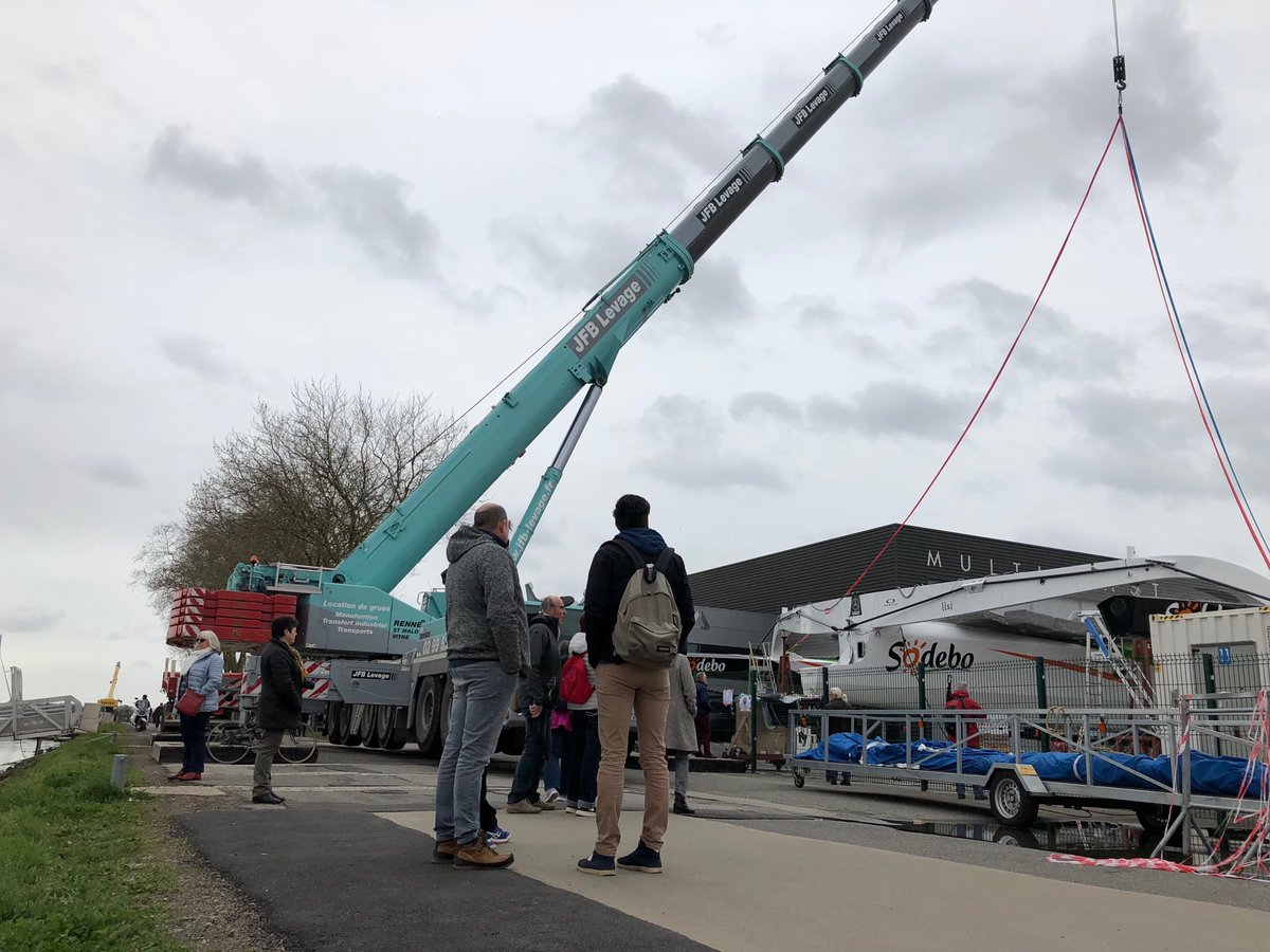 CaroleTymen's tweet image. Pas question de louper ça ! Les premiers curieux et amoureux de la mer prennent place devant le chantier #Multiplast , à #Vannes. Début des manœuvres de mise à l’eau du trimaran géant de ⁦@Sodebo_Voile⁩ à 14h.