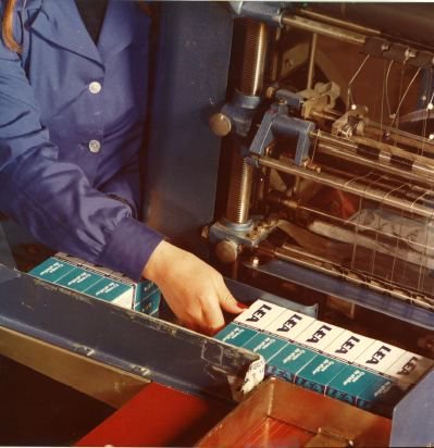 Así era nuestra fábrica en los años 70.💙 Los mejores profesionales entonces y los mejores profesionales ahora. 
#labuenagentedeLEA
