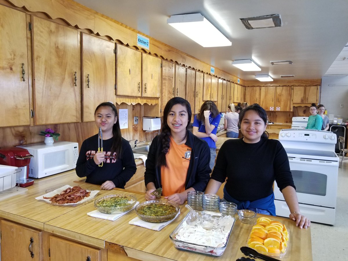 MerrittChristel's tweet photo. 8th graders and their awesome teacher  brunch! #likethepros
#eastisbeast https://t.co/r0SKSqzNb7