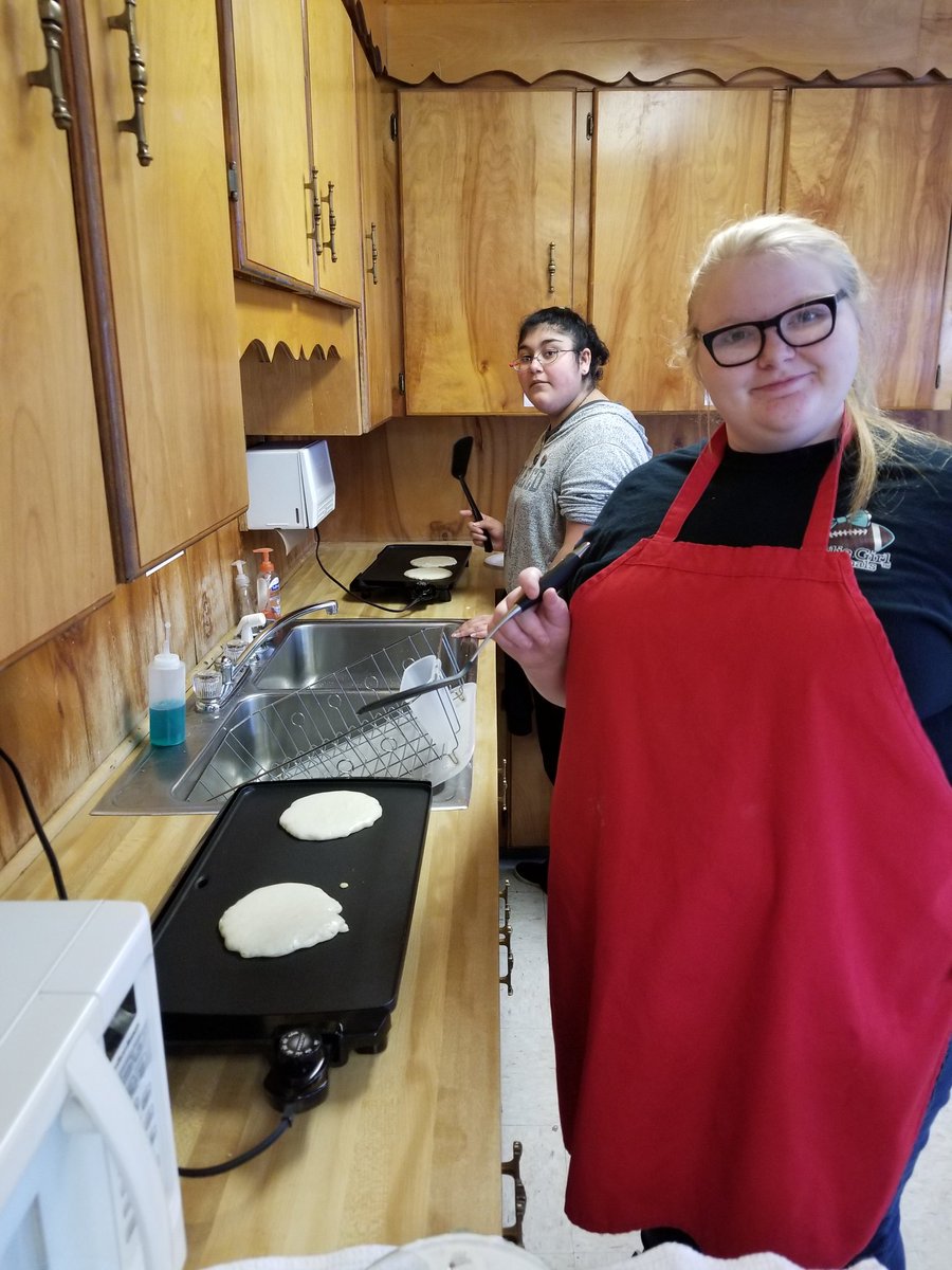 MerrittChristel's tweet photo. 8th graders and their awesome teacher  brunch! #likethepros
#eastisbeast https://t.co/r0SKSqzNb7