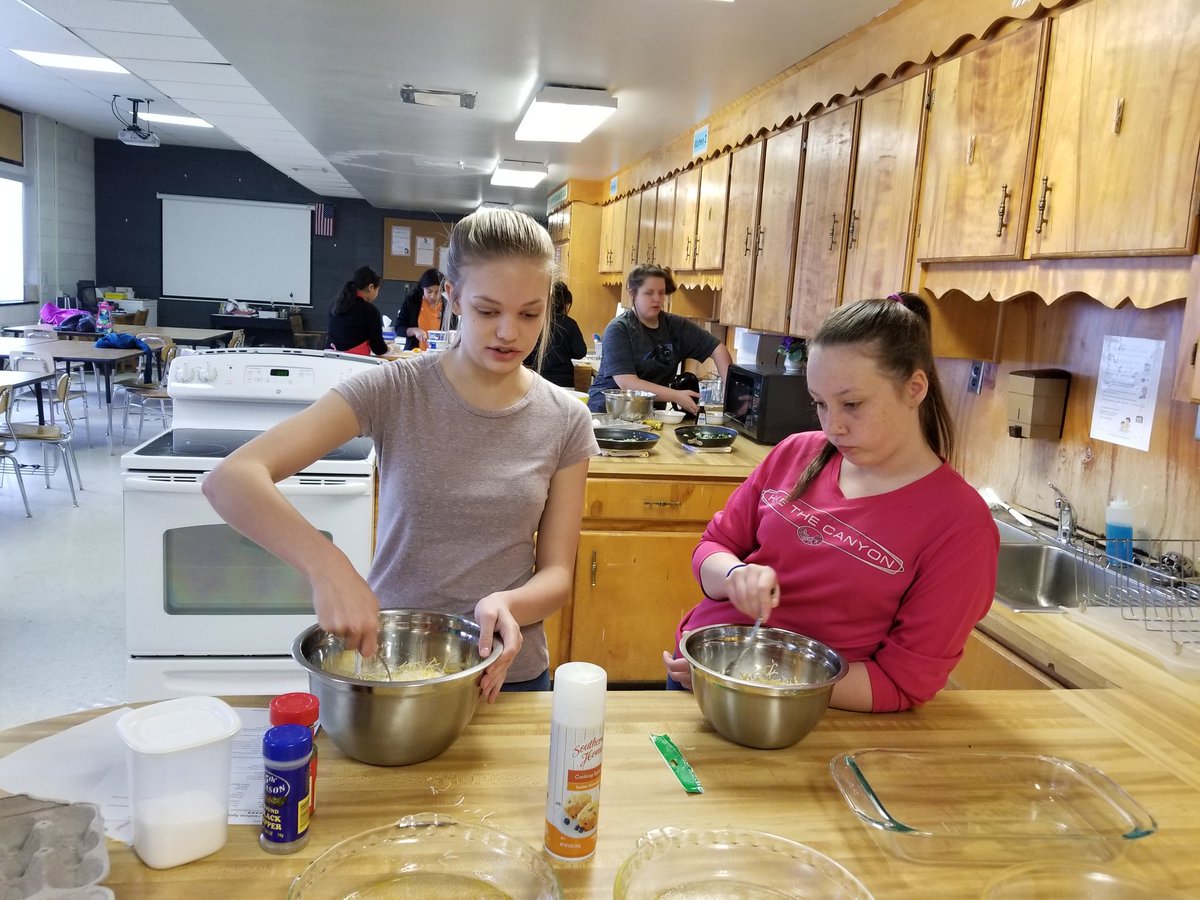 MerrittChristel's tweet photo. 8th graders and their awesome teacher  brunch! #likethepros
#eastisbeast https://t.co/r0SKSqzNb7