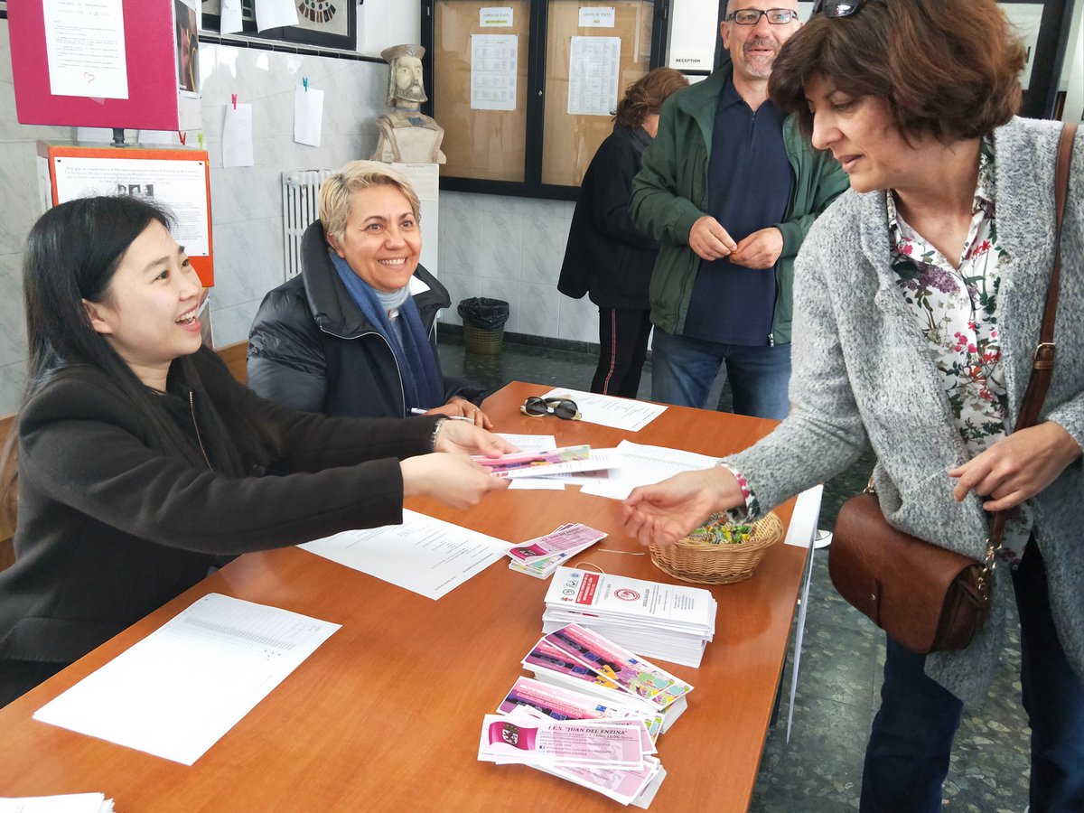 confucioule's tweet photo. A las 11 horas del 16 de marzo, el Instituto Confucio de la Universidad de León organizó una presentación en el Juan del Enzina para presentar el curso de chino. https://t.co/DOrRTheUJr