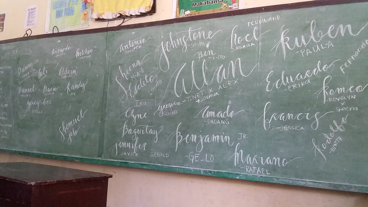 JGeoum's tweet photo. Ung sinulat ng mga classmate mo ung pangalan ng mga tatay nyo sa buong room😂😂 https://t.co/LQM1YcH18o
