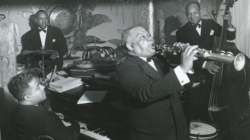 Sidney Bechet and His New Orleans Feetwarmers - Maple Leaf Rag
youtu.be/e8ePe1AO9Lc

#Jazz #SidneyBechet
