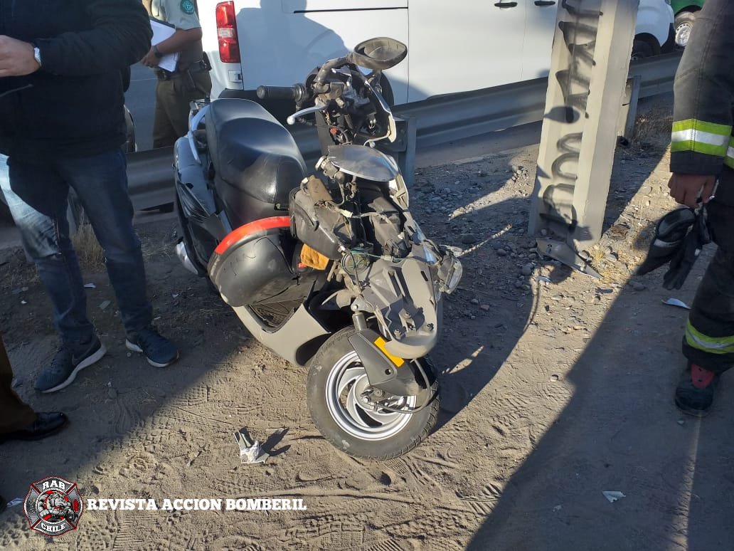 RABCHILE's tweet photo. 🚨Bomberos Ñuños🚨
Ahora nuestro #Rab3 se encuentra en 10-4-1 (Colision de vehiculo). en las interseccione rotonda Quilin con salida Americo Vespucio
Se trato de colicion de vehiculo con motocicleta
Unidades: RB7 - B3
#Rab
#RevistaAccionBomberil
#BomberosDeChile. https://t.co/QedFQAANNY