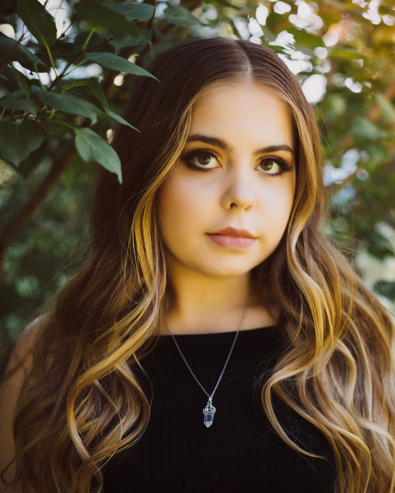 Makeupgirl28's tweet photo. Baby browns. Did you know my favorite eye color to do makeup on is brown eyes? Brown eyes can literally where almost any color without looking tired or sick. 
📷 @katedecoste 
.
.
.
.
.
#motd #nebraskamakeupartist #seniorphotos #makeupready #photoready #katedecosteseniors https://t.co/uTv1U2qYl3