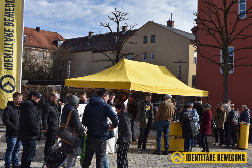 +++Identitäre Zonen+++

Die ersten IB Zonen des neuen Jahres wurden vergangenen Samstag in #Fürstenfeldbruck und #Mering abgehalten. Große Aufmerksamkeit bekamen unsere Aktivisten wegen einer Gegenkundgebung in Mering.

Mehr dazu: identitaere-schwaben.de/2019/03/18/ide…
