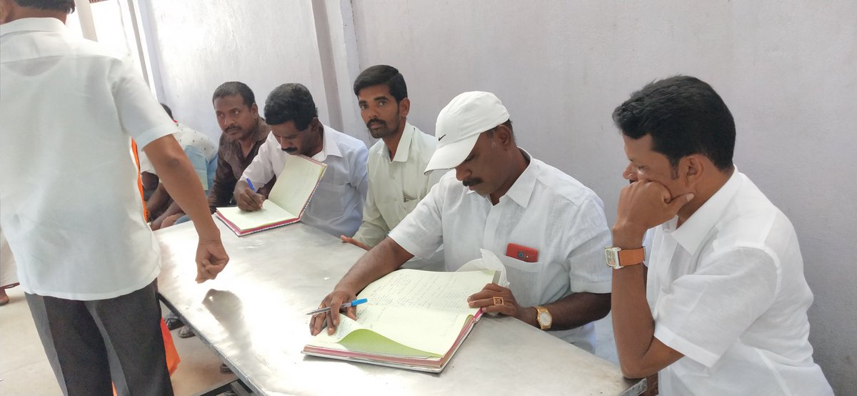 AjithApj5's tweet image. இன்று நடைபெற்ற சேலம் மத்திய மாவட்டதிற்கு உட்பட்ட சட்டமன்ற தொகுதி வாரியாக செயல் வீரர்கள் கூட்டத்தில் #அண்ணன்_ஜெ_தினகரன் அவர்களின் தலைமையில் பங்கேற்ற போது.....
அழகாபுரம் 4வது கோட்டம் தகவல் அணி