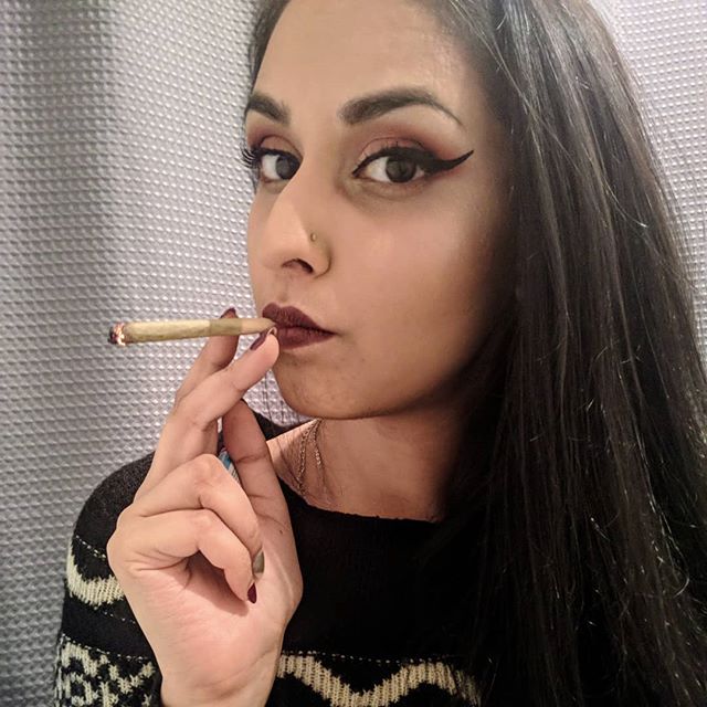 GreenGoddessSup's tweet photo. Reposting @poetreereviews:
Pretty green bud
All in my blunt
Oohh I need it
We can take off now
Oh I know you wanna
Smoke. ๐จ๐จ -Kid Cudi
.
.
...
.
.
.
.
.
#poetreereviews #eotd #smokejoints #longhairdontcare #macsin #girlswhosmokeweed #smokingweed #seshwithme #weedgirls https://t.co/TncBqN0Qf8