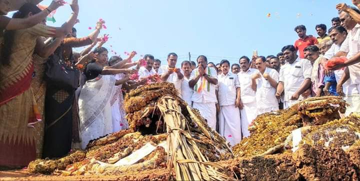 KoYiKkoDaNs's tweet photo. കൃപേഷും, ശരത്ത് ലാലും അന്ത്യനിദ്രയുറങ്ങുന്ന, ത്രിവർണ്ണ മണ്ണിൽ നിന്നും പ്രയാണമാരംഭിച്ചു.
@RajmohanUnithan
#VoteForRG
#VoteForUnnithan
#VoteForUDF https://t.co/uy8V0wqoYb