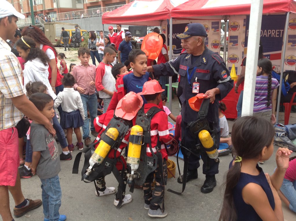 PDVAL_OFICIAL's tweet photo. Los Ministerios adscritos a la @ViceSocialT se desplegaron en jornada integral para atender las familias del Urbanismo Ciudad Tiuna. ¡Juntos podemos más, fortalecer la Suprema Felicidad Social! @PSUVAristobulo https://t.co/qrxmxB6j78