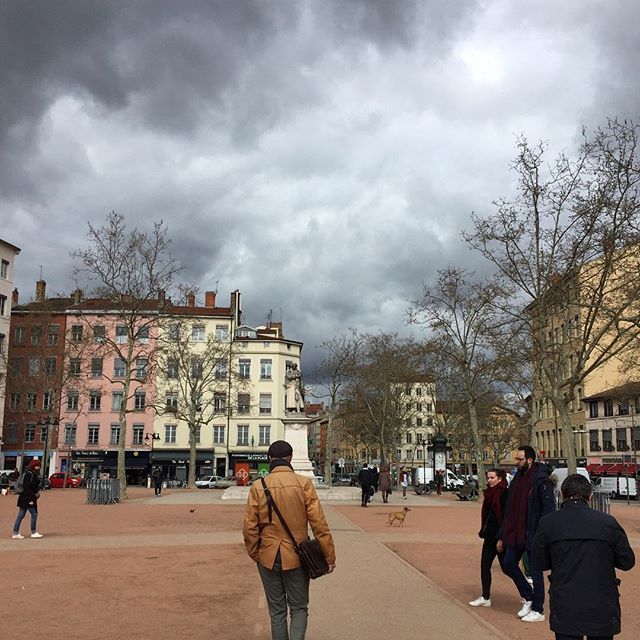 Entre deux éclaircies Jacquard est toujours fidèle au poste.... 😏😄
.
#croixrousse #lyon #mangedulyon #onlylyon #lyonnais #lyonnaise #place #placedelacroixrousse