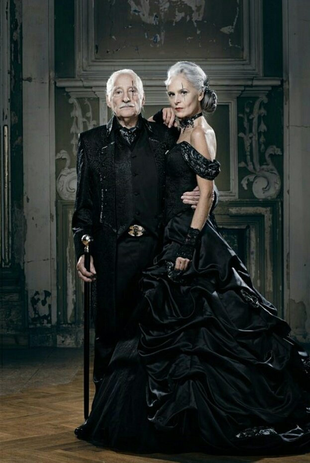 海外では Elder Goth と呼ばれるゴススタイルのゴールとみなされているファッションがある Togetter