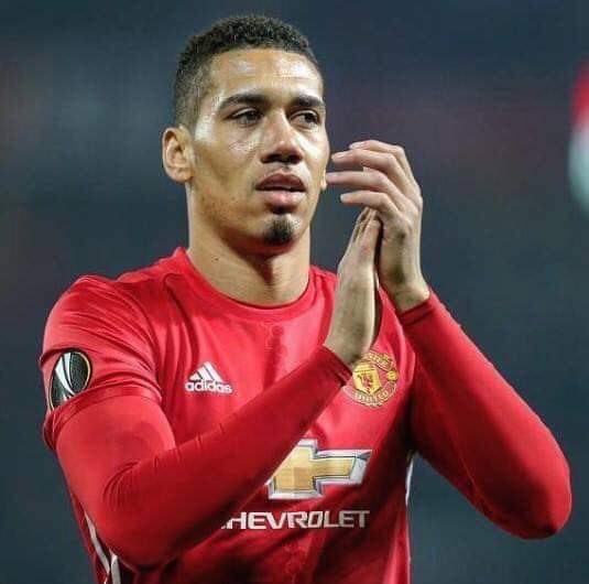 FootballFactly's tweet photo. Chris Smalling:

"There is a weakness in Messi that only I know about. I don't think the world is aware of that, so I'm not going to talk about it now." https://t.co/k8N6HSuP4e