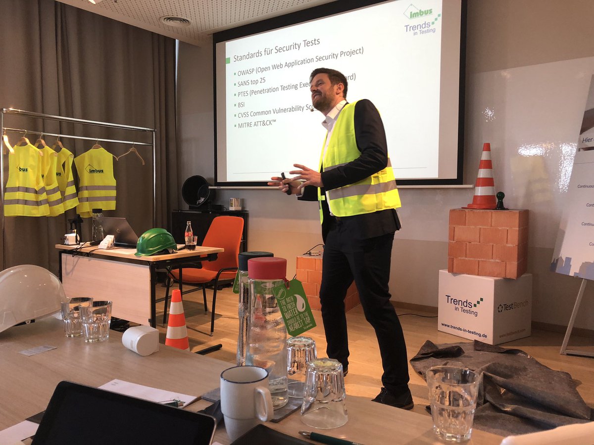 RolfGlunz's tweet photo. Spannendes zum Thema IT-Security auf der Trends in Testing #trinte: Tobias Esser von @imbus_AG “enthusiastisch voll in Fahrt” https://t.co/UhZvnKCShc