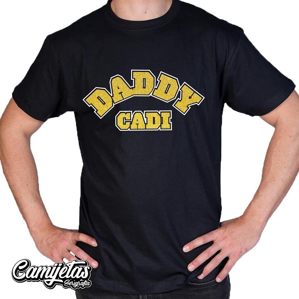 lachirisevilla's tweet photo. Ya tenemos nuestras camisetas #DaddyCadi
a la venta, gracias a @camijetas adjuntamos enlace para los interes@s https://t.co/eM6uTITXLP https://t.co/lXJtwXna25
