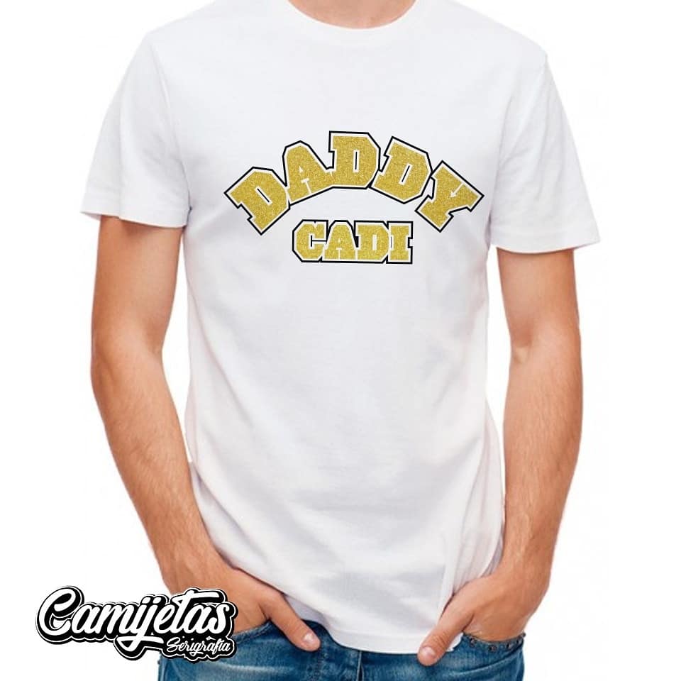 lachirisevilla's tweet photo. Ya tenemos nuestras camisetas #DaddyCadi
a la venta, gracias a @camijetas adjuntamos enlace para los interes@s https://t.co/eM6uTITXLP https://t.co/lXJtwXna25