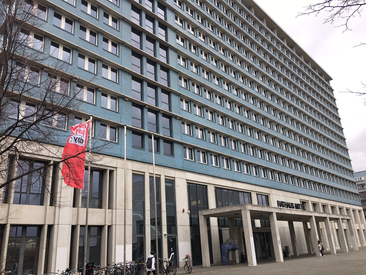 fdpmitte's tweet photo. Heute ist #EqualPayDay. Auch vor dem #RathausMitte ist die rote Fahne gehisst. Bis zu 21% weniger haben Frauen bis heute verdient. Das finden wir #ungerecht. Zeit, dass sich was ändert. Mobiles und flexibles Arbeiten bieten Frauen und Männern gleiche #Chancen. #fdpmitte #bvvmitte https://t.co/nv0sD2lwtN