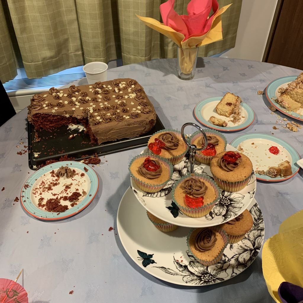 NGHHammerson's tweet photo. This was the end of our #nutritionandhydrationweek - a bake off for Sampson floor. The vanilla sponge won. We had a great tea party testing the cakes. #NHweek #nhweek2019 https://t.co/Cf364LmbJC