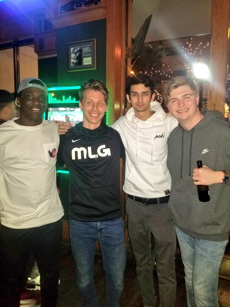 AnthonyDannen's tweet photo. Great time meeting some great people! #UseCodeMob @AvalancheTwitch @Classify @CollinSherard81 
[📸] @ItsJustin_22 https://t.co/TjCY2N3zNv
