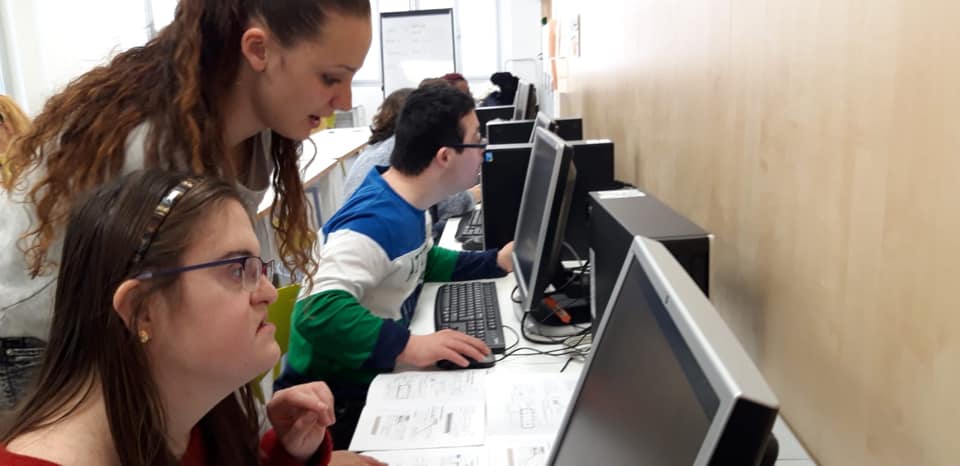 PiliFillat's tweet photo. Seguimos con el APS "Añadiendo colores" con @DownZaragoza, que consiste en que nuestras chicas del CSL La Jota, imparten clases de informática a los chicos y chicas de la Fundación. Estamos "in love" con esta experiencia🥰🥰🥰, @innovaCSL , #redcslzaragoza, @apsaragon https://t.co/QetFff2c4m