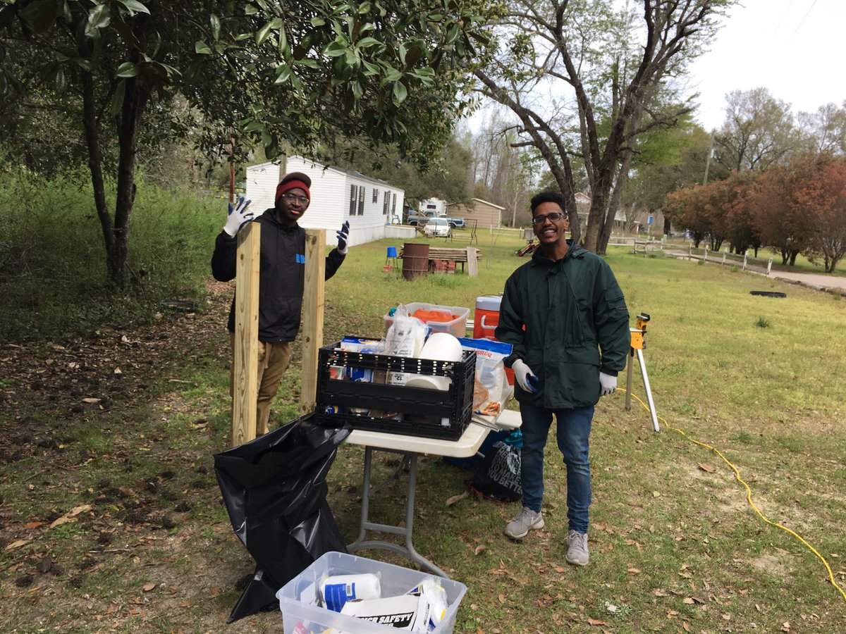 HomeWorksofAmer's tweet image. University of Maryland students are spending their Spring Break helping continued hurricane relief efforts in Horry County this week! Thanks to leader Jeff Warner and the @CCCFtweets #OneSC Fund for making this week's home repairs possible! #compassionateconstruction