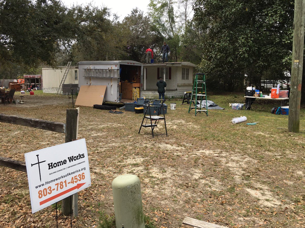 HomeWorksofAmer's tweet image. University of Maryland students are spending their Spring Break helping continued hurricane relief efforts in Horry County this week! Thanks to leader Jeff Warner and the @CCCFtweets #OneSC Fund for making this week's home repairs possible! #compassionateconstruction