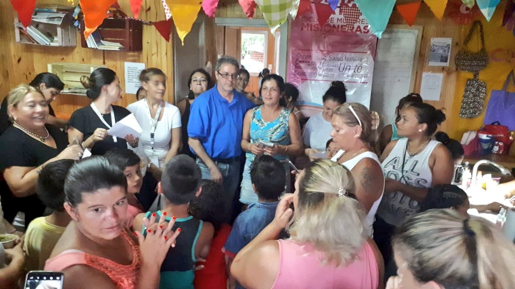 generenovadora's tweet photo. Con el ciclo de Mujeres Misioneras "Juntas a la Par" ♀ estuvimos en la Chacra 145 de Posadas, donde las agasajadas disfrutaron de una tarde de servicios y asesoramiento de estética. 💆💇💅

#MesdelaMujer #CercadelaGente #GR #MoReVi https://t.co/CtoseicxoT