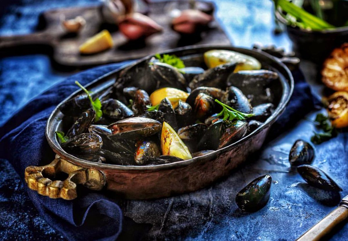 Enjoying my weekend by having mussels done simply with shallots, white wine, garlic, green chillies, parsley and a good squeeze of lemon🍋 #inseason #irishfood #foodphotographer #Mussels #bankholidaymonday