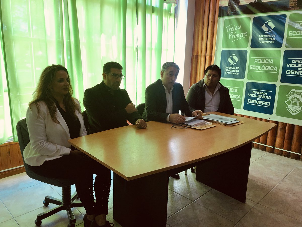 AsociativismoCh's tweet photo. El #Subse de @AsociativismoCh @exevillagrasaid junto a @lorenaalcalatr1 y @TWChingoleoD Entregaron  matrículas a las cooperativas “Nicole” y “Panaderia Bakery” de la ciudad de #Trelew #Chubut @TWMunicipalidad #EconomiaSocial @gobiernochubut https://t.co/htkanixnO1