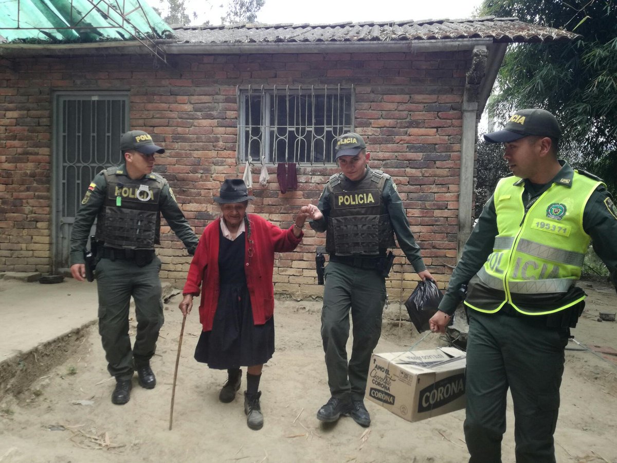 PoliciaBoyaca's tweet photo. Un corazón solidario con vocación es capaz de trasformar y dar sin esperar nada a cambio, como nuestros policías #Jenesano quienes tienden una mano amiga a la señora ��Maria Amparo” para mejorar su calidad de vida. #JuntosPorBoyacá @PoliciaColombia @GobBoyaca https://t.co/kG2ryEyjSc