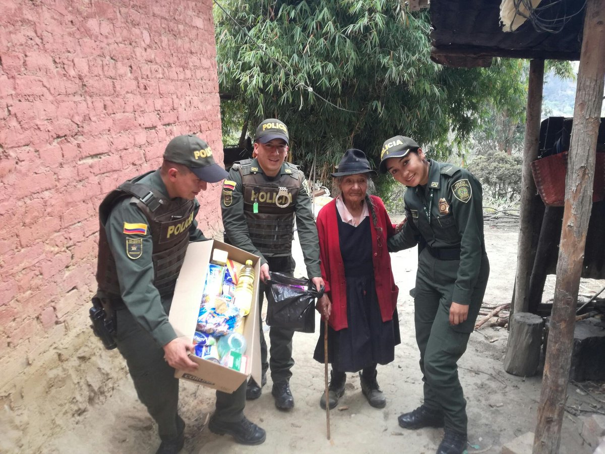 PoliciaBoyaca's tweet photo. Un corazón solidario con vocación es capaz de trasformar y dar sin esperar nada a cambio, como nuestros policías #Jenesano quienes tienden una mano amiga a la señora ��Maria Amparo” para mejorar su calidad de vida. #JuntosPorBoyacá @PoliciaColombia @GobBoyaca https://t.co/kG2ryEyjSc
