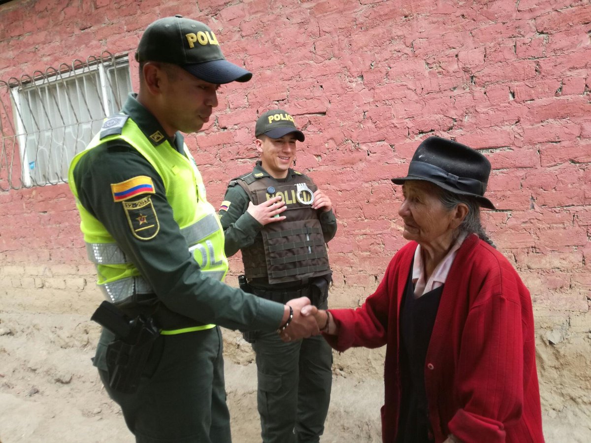 PoliciaBoyaca's tweet photo. Un corazón solidario con vocación es capaz de trasformar y dar sin esperar nada a cambio, como nuestros policías #Jenesano quienes tienden una mano amiga a la señora ��Maria Amparo” para mejorar su calidad de vida. #JuntosPorBoyacá @PoliciaColombia @GobBoyaca https://t.co/kG2ryEyjSc